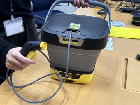 ケルヒャー、コンセントも水道も不要のマルチ洗浄機 折りたたんで収納