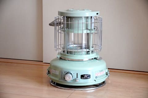 カセットガスで使えるアラジンの暖房 室内外対応で肌寒いお花見にも
