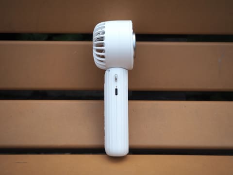 ニトリのハンディファン、風だけじゃなく冷却プレートも気持ちいい