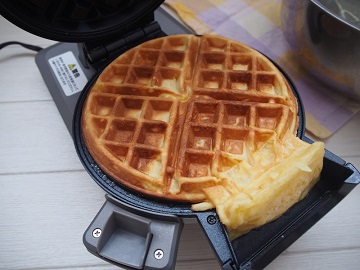 クイジナート、キッチンに出しっぱなしにできる縦型ワッフルメーカー