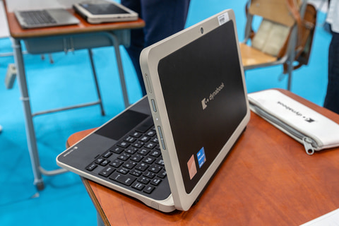 落下に強くて滑りにくい、約590gの軽量タブレットにもなる2in1 PC