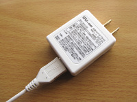 au純正のmicroUSB充電器「共通ACアダプタ03」 - ケータイ Watch Watch