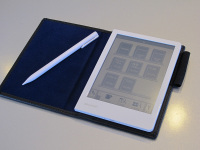 シャープ、紙ノート感覚の電子メモツール「電子ノート WG-N10