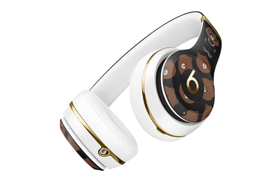 LINEのブラウンがデザインされたBeatsのワイヤレスヘッドホン