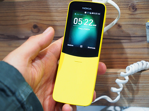 VoLTE対応で復刻した「Nokia 8110」を展示するHMDグローバル