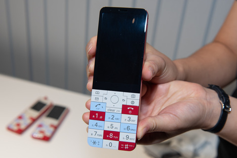 INFOBAR xv」はドコモ回線でも使える？ シリーズ初のSIMロック解除に