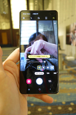 auから「Galaxy S10＋ SCV42」、3つのメインカメラと2つのインカメラ