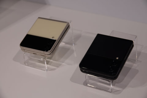 ドコモとau、「Galaxy Z Flip3 5G」を本日6日発売 - ケータイ Watch