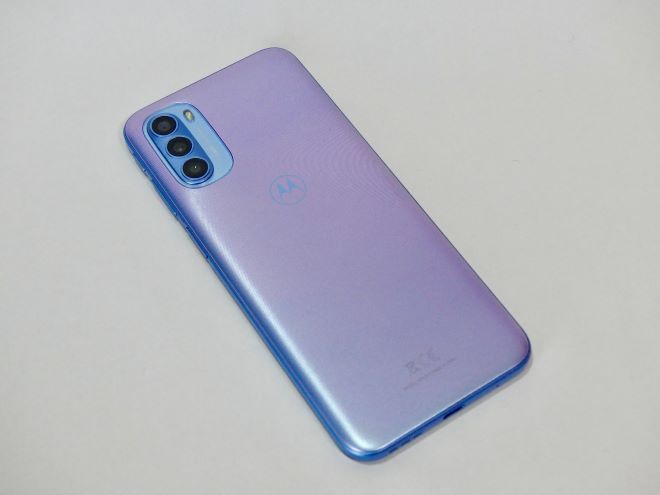 ミドルレンジでも満足度高し！ 高精細な有機ELディスプレイとトリプル