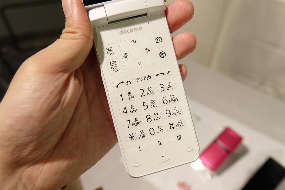 ドコモから折りたたみ型フィーチャーフォン「DIGNO ケータイ KY-42C