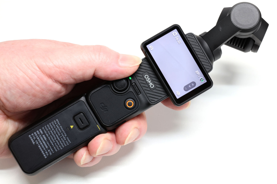 ポケットジンバルカメラ「Osmo Pocket 3」の使い心地は？ 先代モデルと