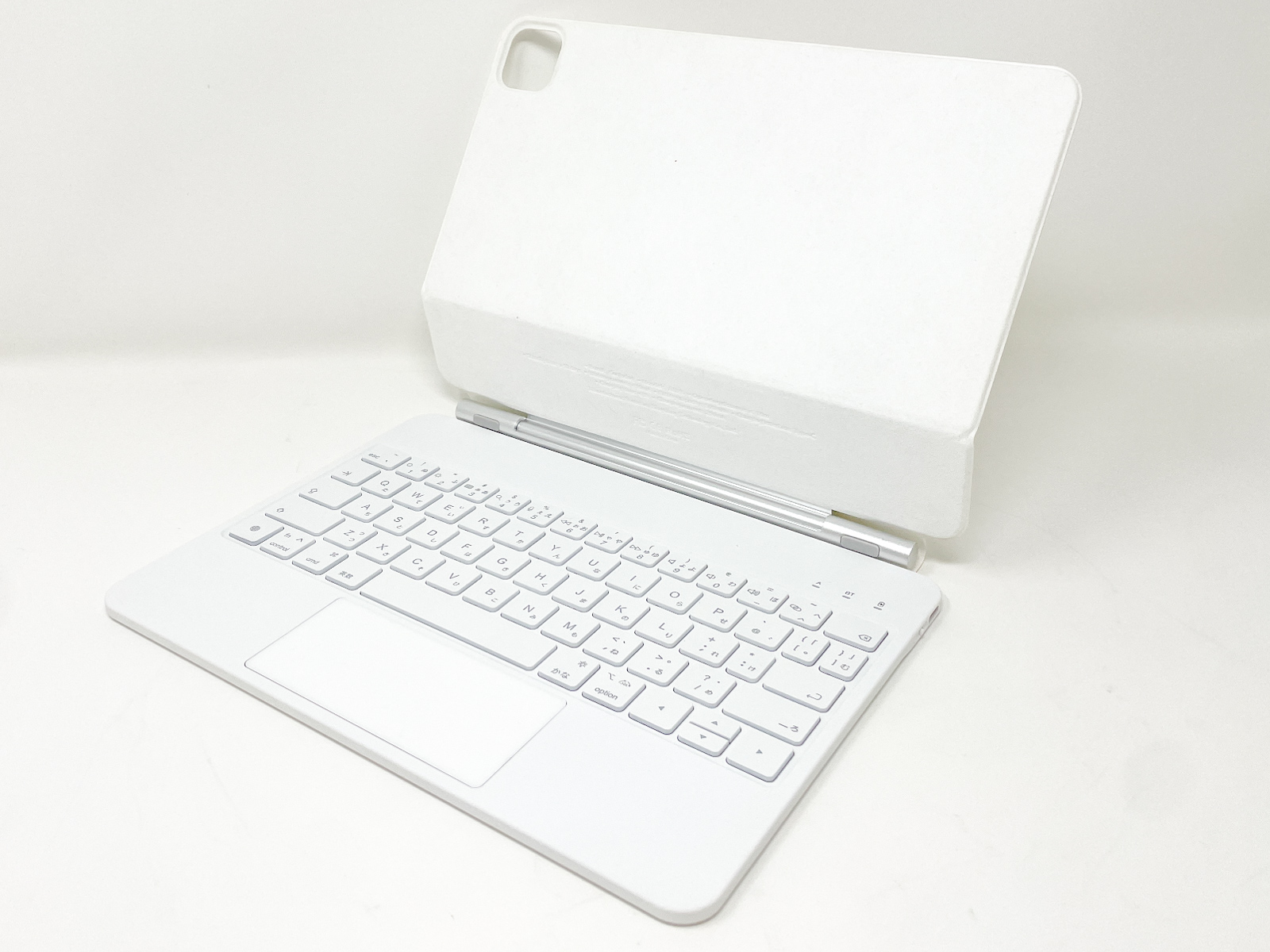 コスパ抜群！ タッチパッド付きのiPad用カバー一体型キーボード