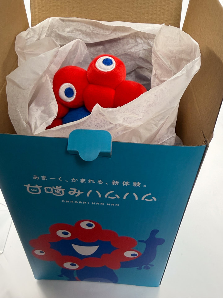 万博のキャラが指を噛む ユカイ工学「EXPO2025 甘噛みハムハム