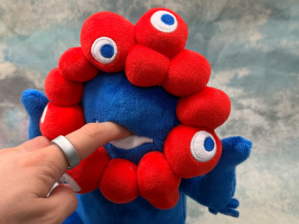 万博のキャラが指を噛む ユカイ工学「EXPO2025 甘噛みハムハム