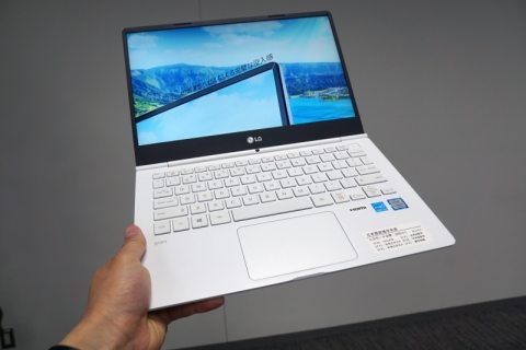 LGの超軽量ノート「gram」に13.3型/840gの新モデル ～15.6型はバッテリ