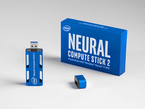 Intel、性能が8倍に向上したUSB式AIアクセラレータ「Neural Compute