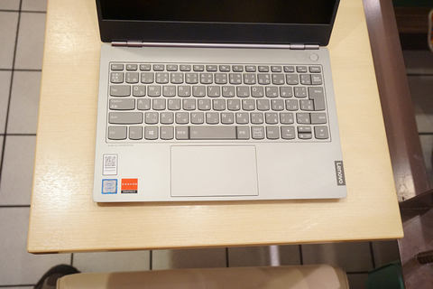 Hothotレビュー】8万円から買える「ThinkBook 13s」を喫茶店や新幹線で