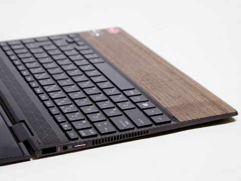 西川和久の不定期コラム】木の素材を活かしたRyzen搭載2in1「HP ENVY