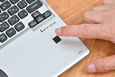 いまや貴重なバッテリ交換も可能! 新旧要素満載で900g台のパナソニック