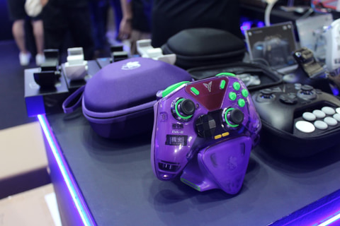 Flydigi、エヴァ2号機コラボ最新コントローラをTGS 2025に出展。ほかに