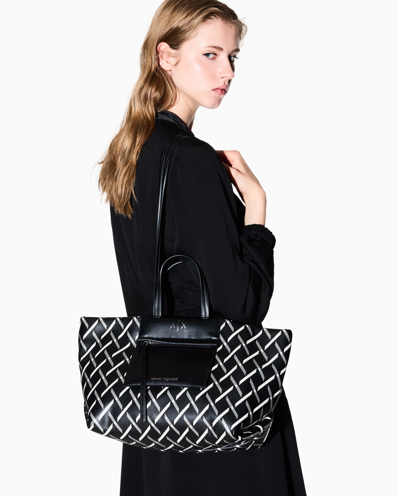 シェブロンロゴ ミディアムハンドバッグ | Armani Exchange