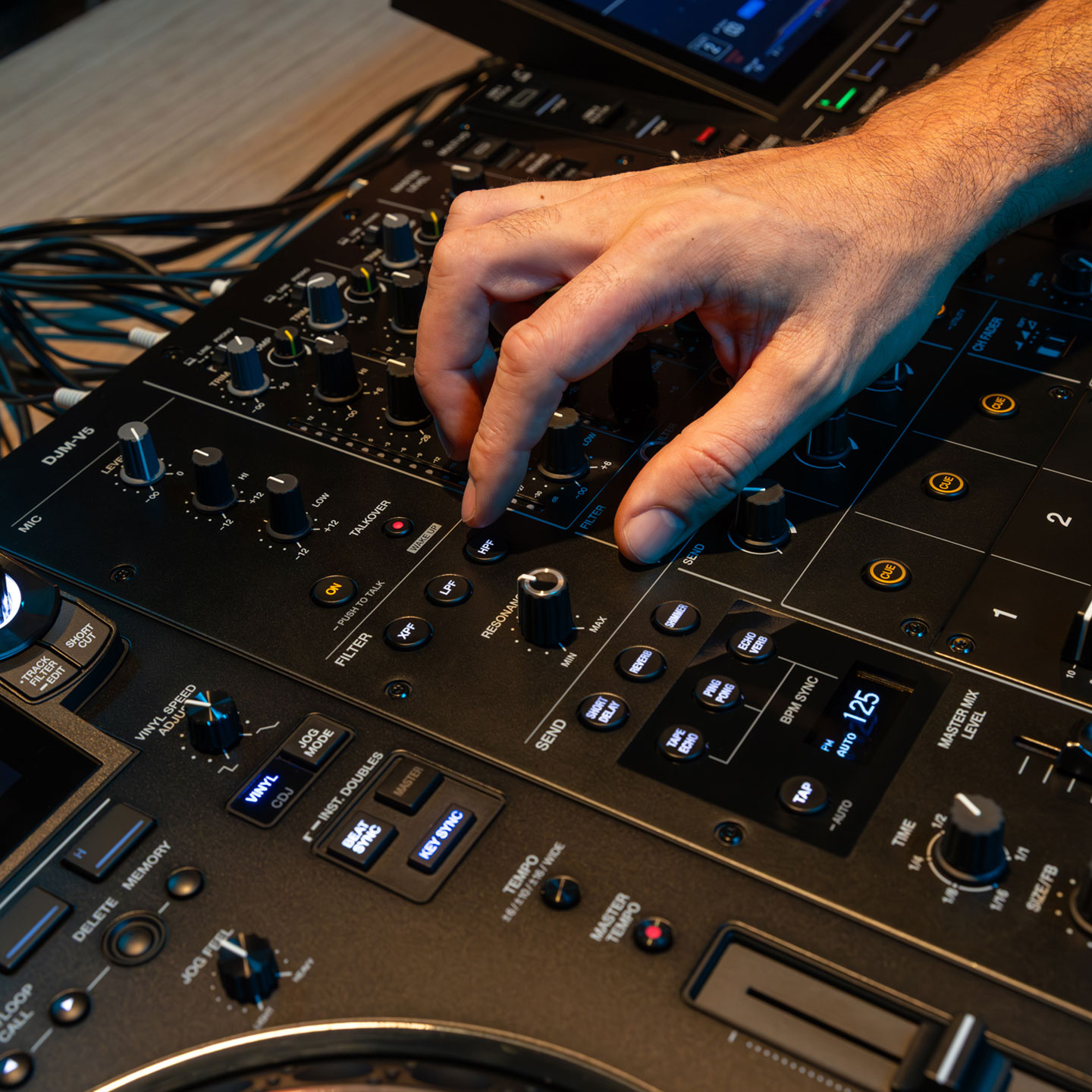 次世代3ch DJミキサー「DJM-V5」が登場 緻密な音づくりとワイヤレス