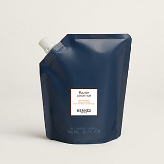 eau-de-citron-noir-hand-and-