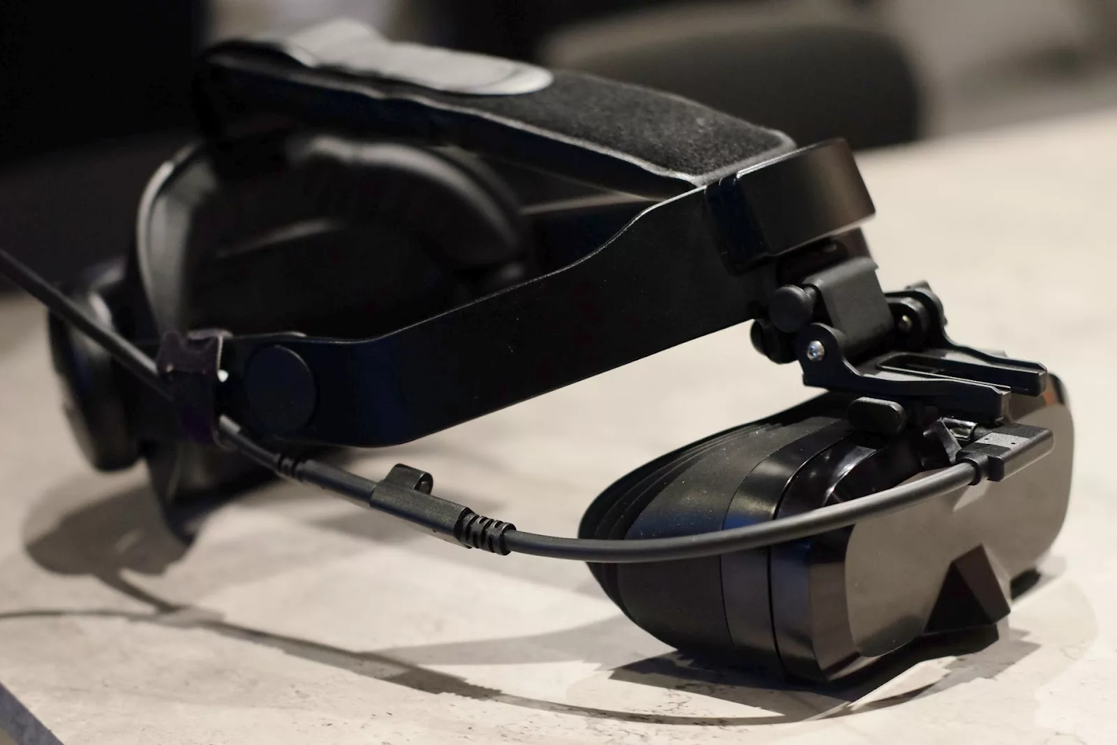 179gの超軽量VRヘッドセット「MeganeX 8K Mark II」、帽子を被っている