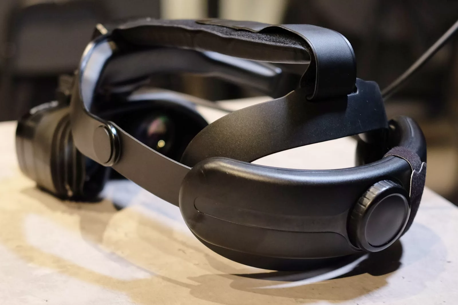 179gの超軽量VRヘッドセット「MeganeX 8K Mark II」、帽子を被っている