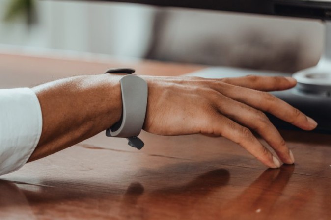 手首に装着してタイピングできるAR/VR対応コントローラー「TapXR」予約