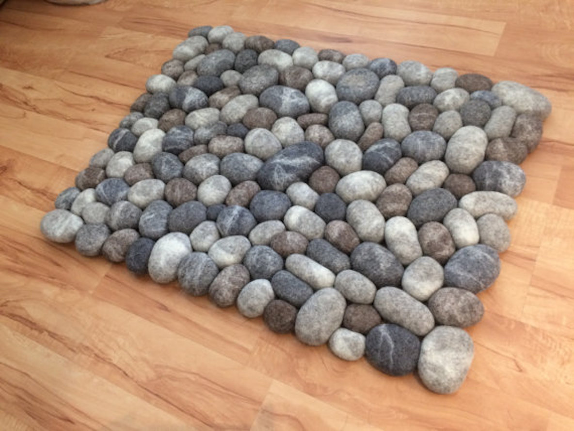 石の上に寝そべる」ように。フェルト素材でできた石がモチーフのラグ