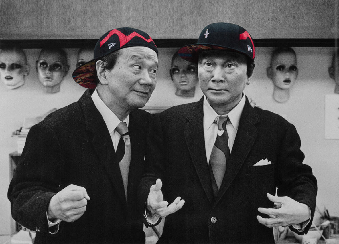 ニューエラ×岡本太郎のコラボアイテムで、太陽の塔を身にまとう