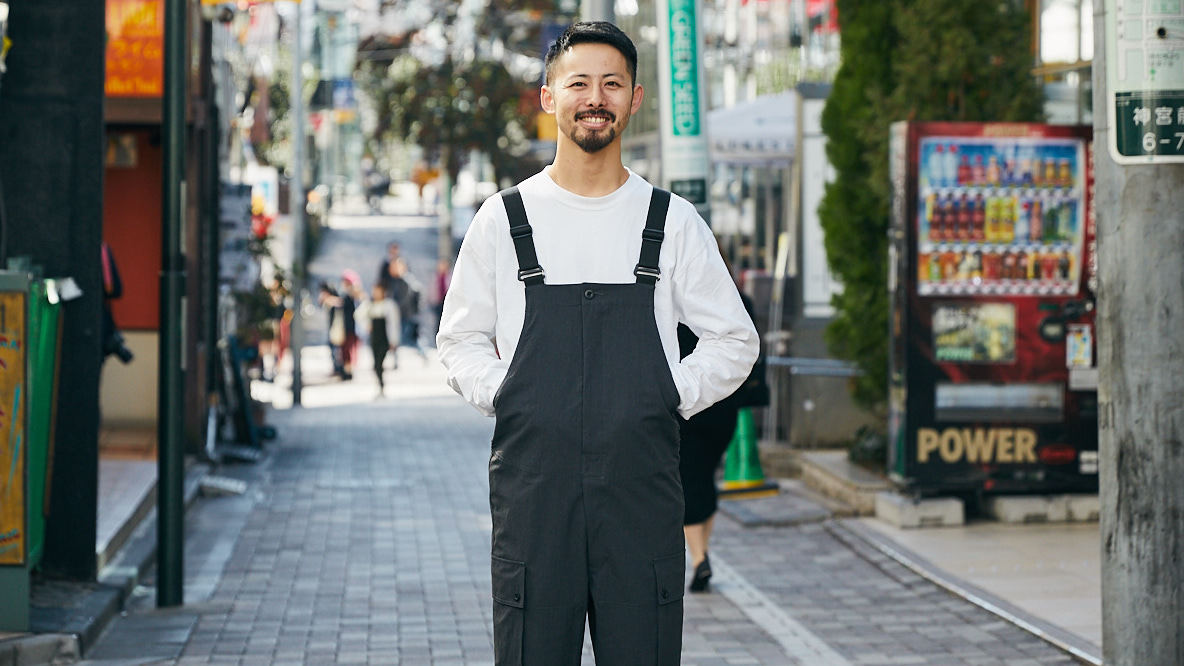 スノーピークの新作オーバーオールなら、火の粉も汚れもタウンもどんと