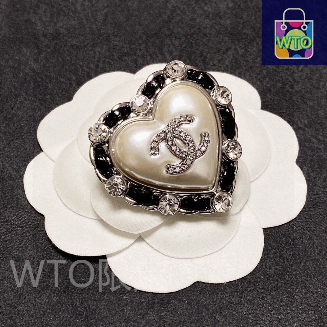 CHANEL ハート型ブローチ 鍵付き CHANEL ハート型ブローチ 鍵付き