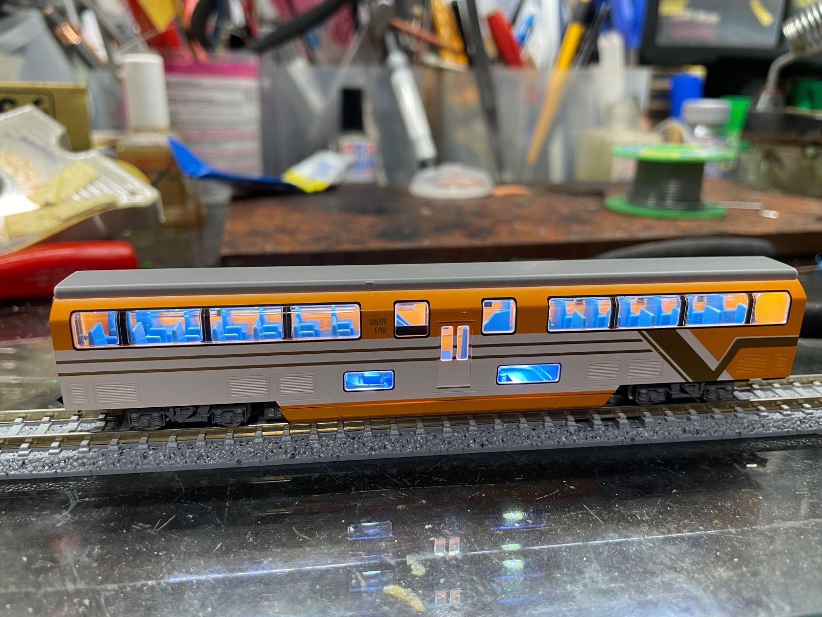 vistaEXに「室内灯」取り付けます。 TOMIX Vista EX（喫煙室付き）に