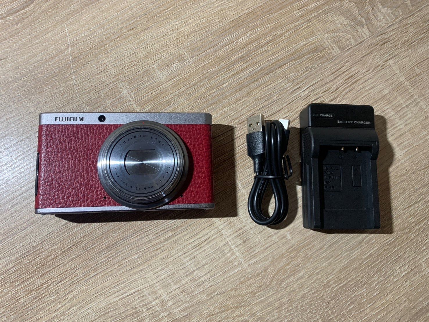 FUJIFILM X-F1 レッド 本体と付属品 FUJIFILM X-F1 レッド 本体と付属