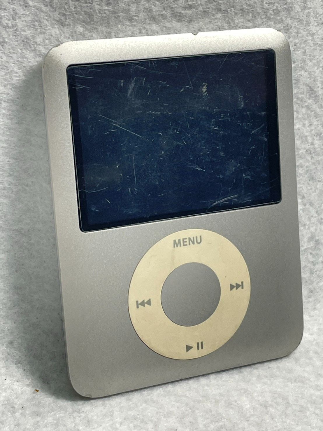 音楽プレイヤー】ジャンク Apple iPod nano 第3世代 8GB シルバー 通電