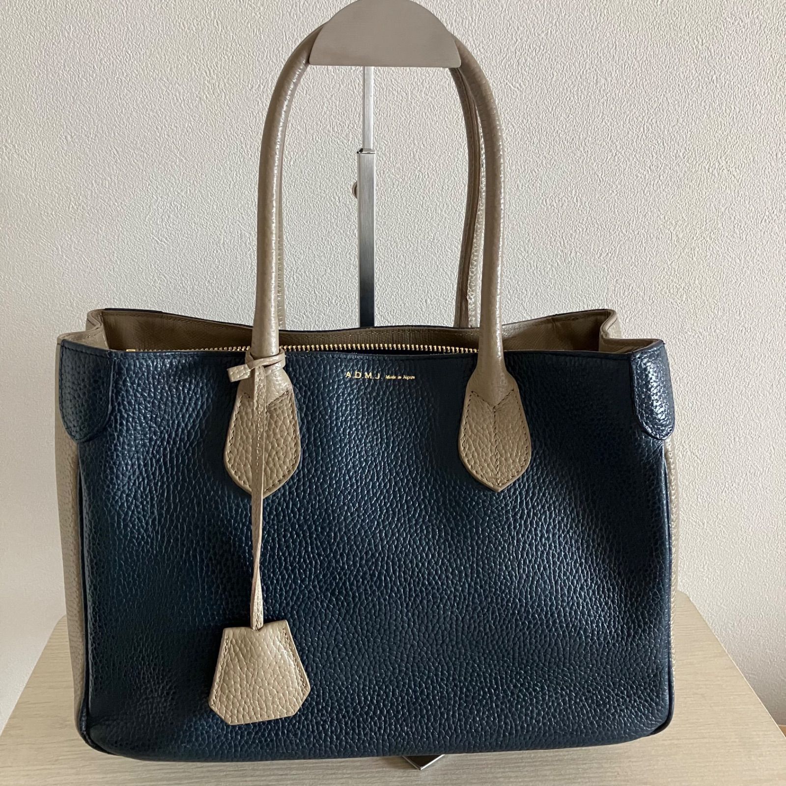 ADMJ ハンドバック バイカラー シボ革 牛革 ネイビー グレージュ