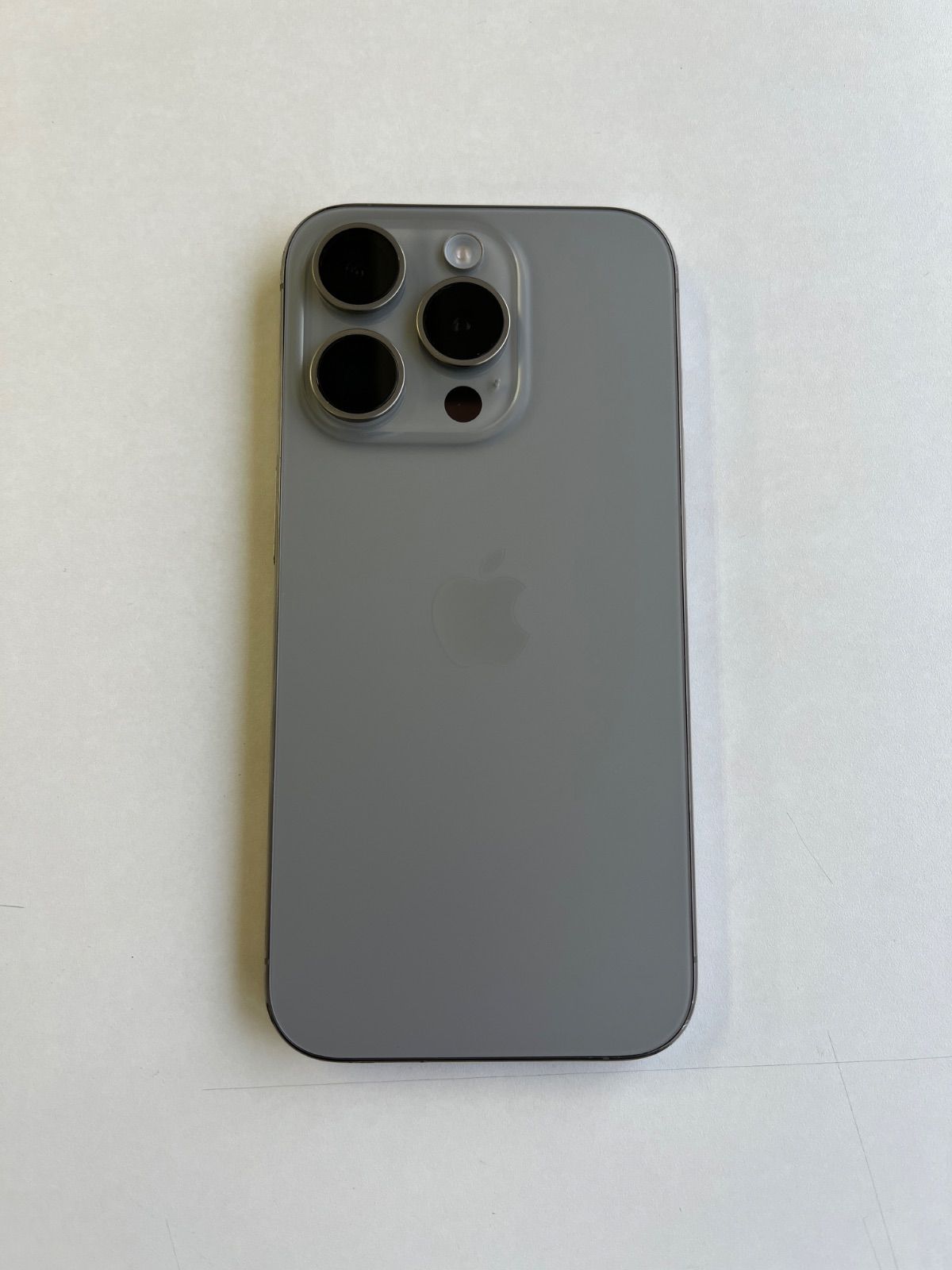 美品 iPhone 15 Pro 128GB ナチュラルチタニウム バッテリー100