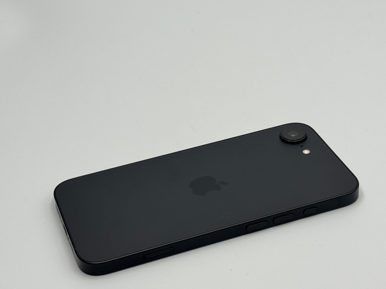 中古B】iPhone 16e 128GB ブラック バッテリー【100%】 - メルカリ