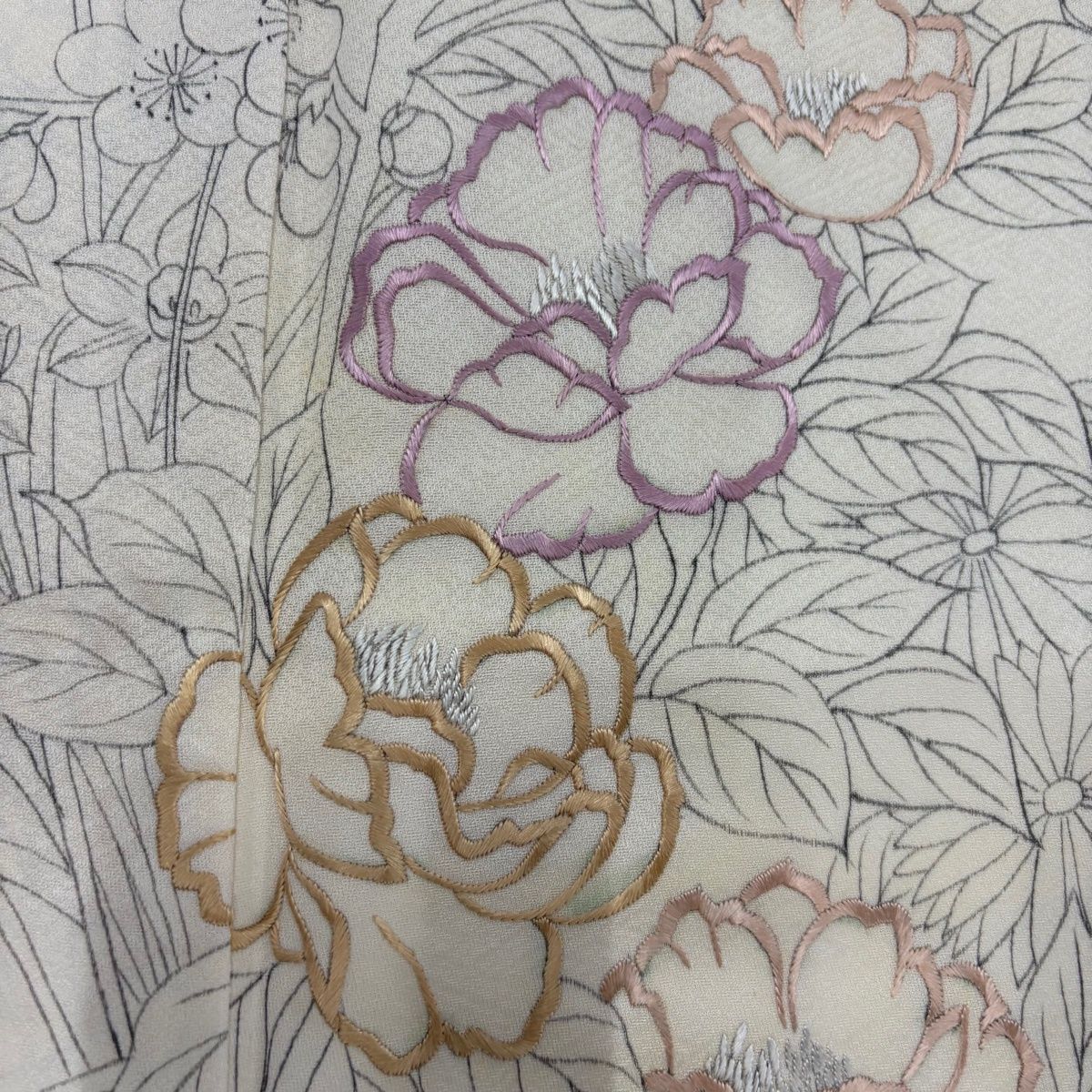 付下げ 身丈165cm 裄丈65cm M 袷 草花 牡丹と梅 刺繍 クリーム 正絹 秀