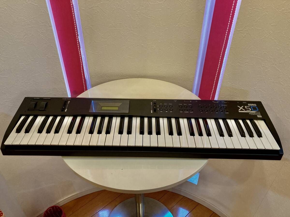 KORG X5D シンセサイザー アダプター、ケース、スタンド付き Amazon.co