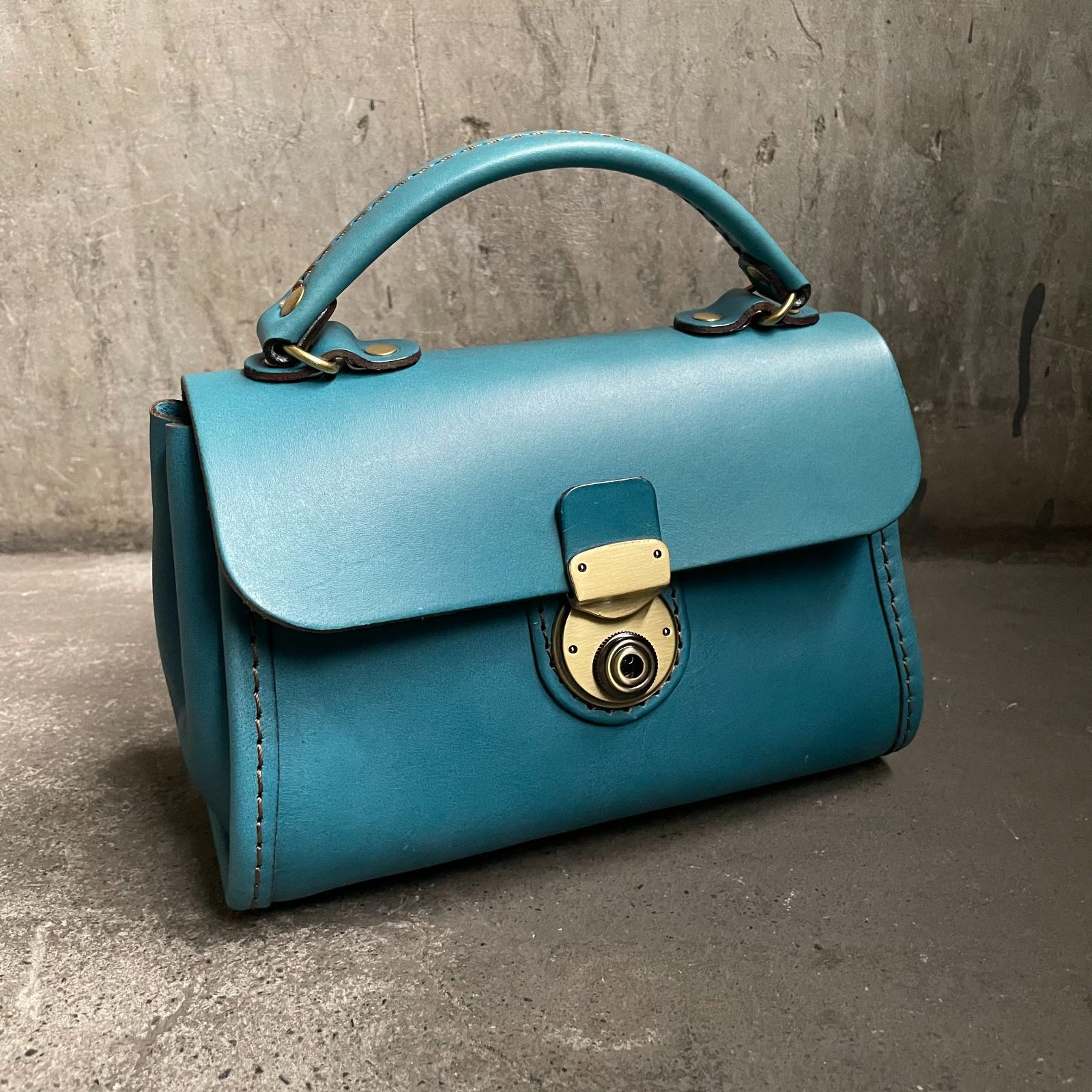 HERZ 2025春夏限定色 プチミニョン セルリアンブルー ハンドバッグ