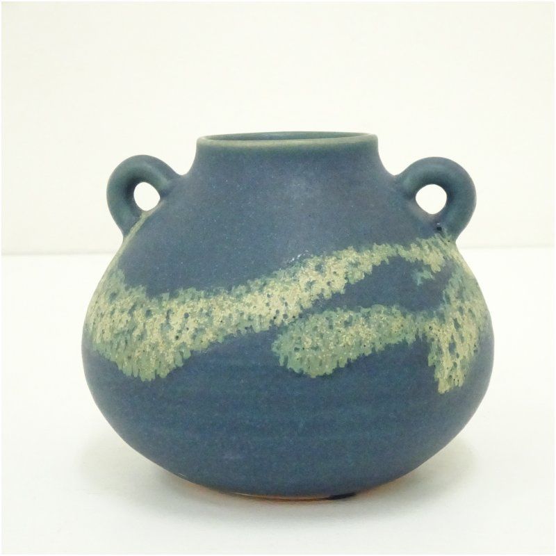 京都清水焼。谷口良三作 緑とベージュの花瓶 人のシルエット彫刻入り