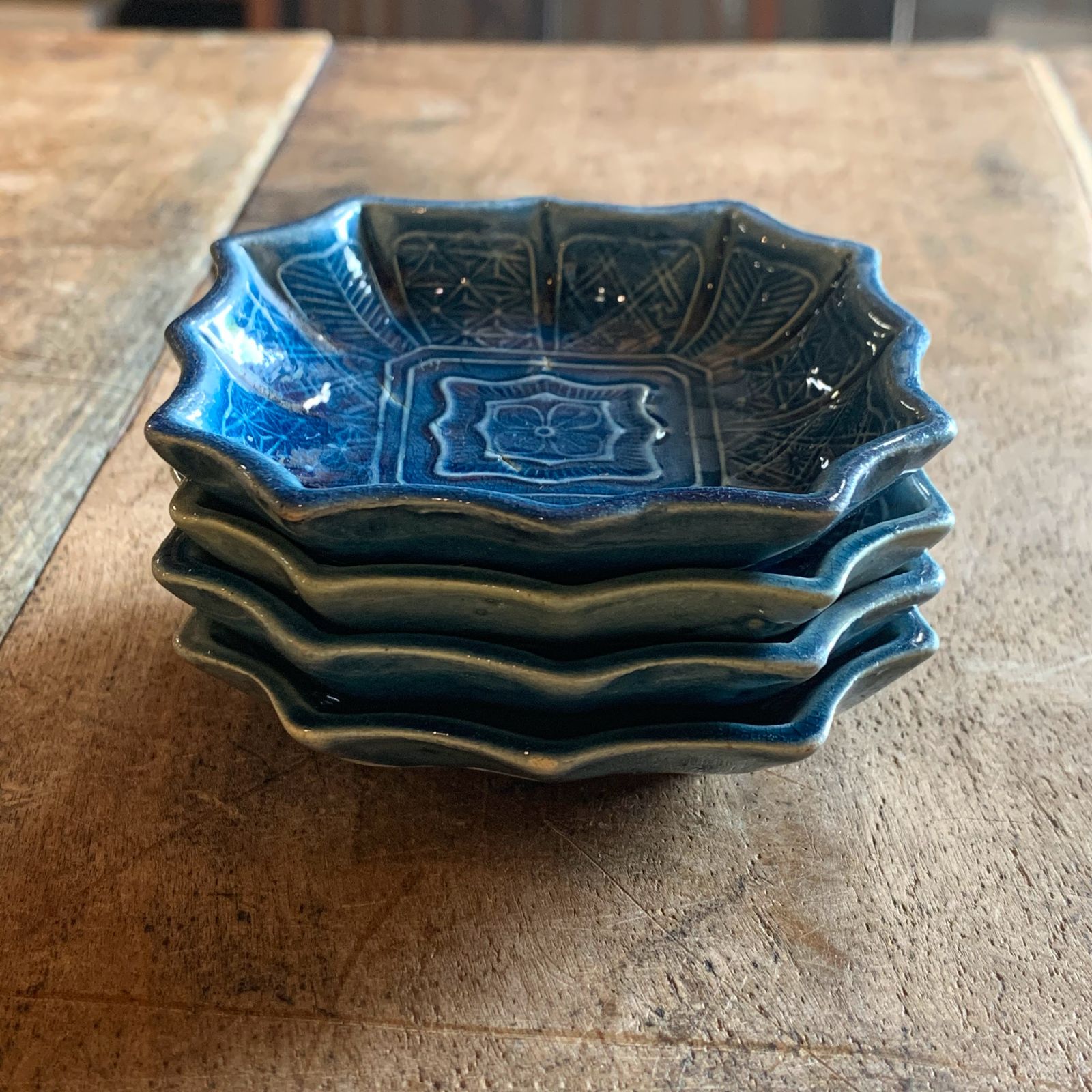 珉平焼 瑠璃釉 小皿 角皿 青 網代文に蔦 豆皿 淡路焼・アンティーク