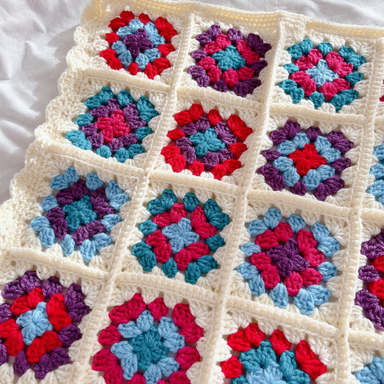 ハンドメイド・完成品】グラニースクエア マルチカバー 赤・青系