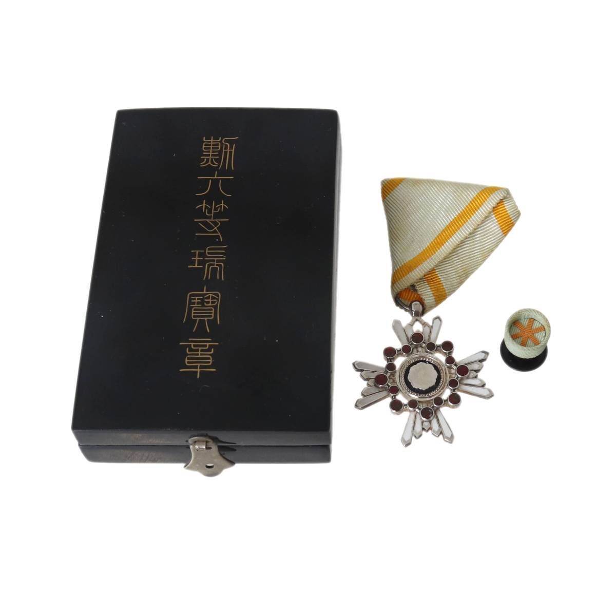 勲六等瑞宝章 勲章 襟章 箱 全長8cm モチーフ部38×38(mm) 襟章：直径約