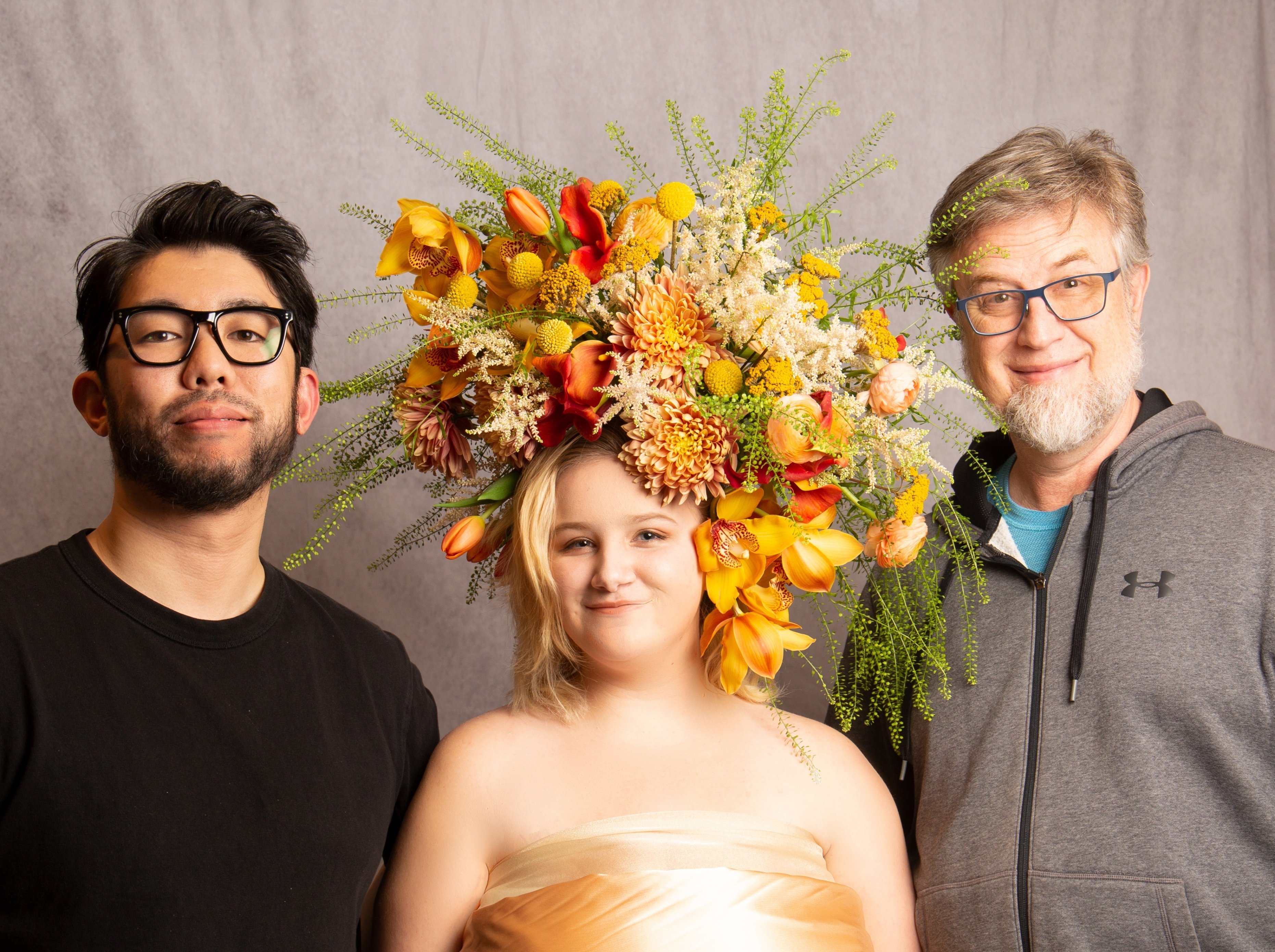 60 まるで花人間 頭に生け花…