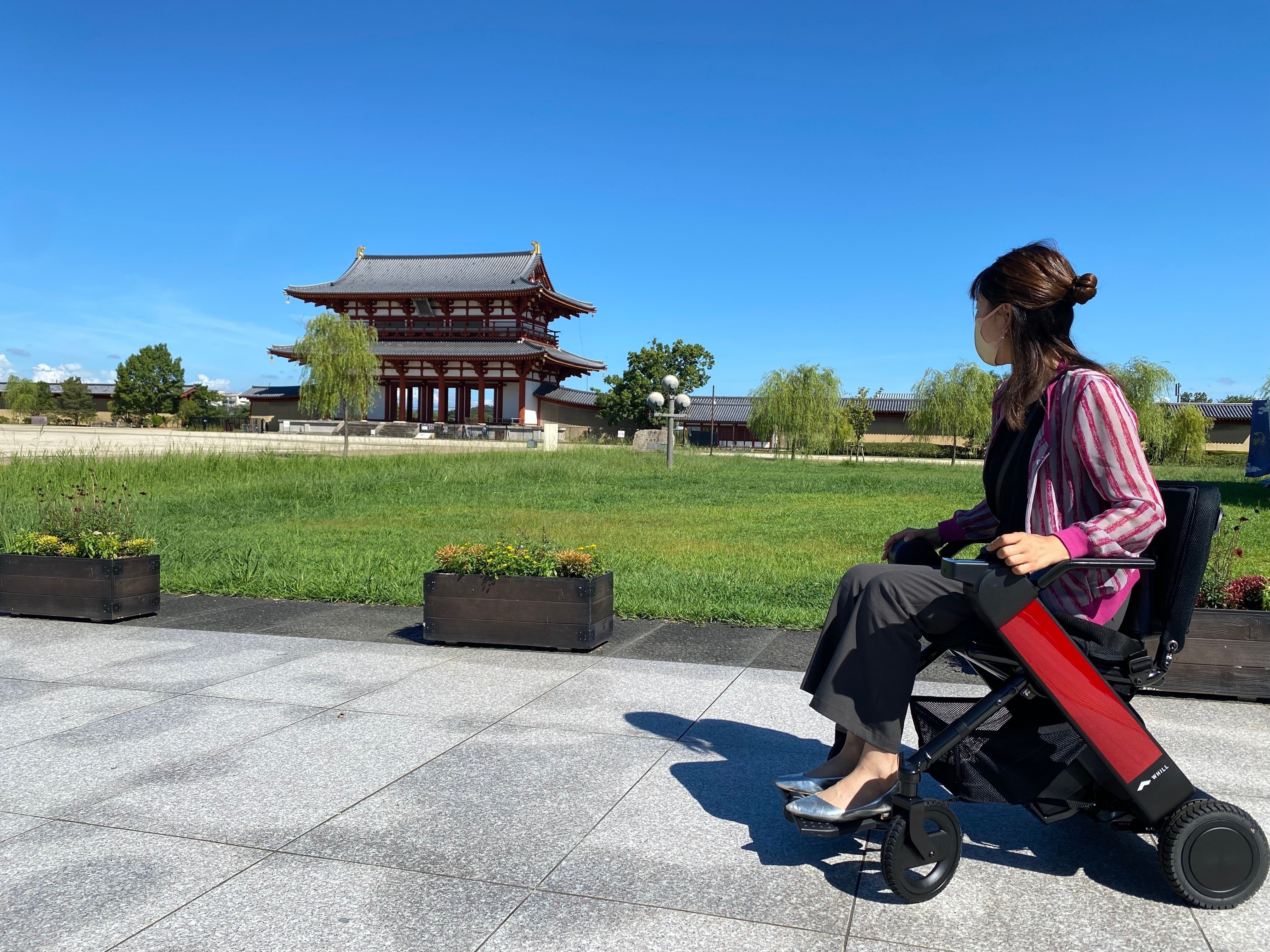 歴史景観にそっと溶け込むWHILLの存在】奈良・平城宮跡にWHILL