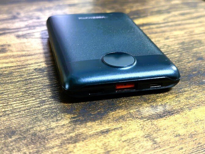 薄くて軽量ながら10000mAh、3ポート搭載、LEDディスプレイも付いた